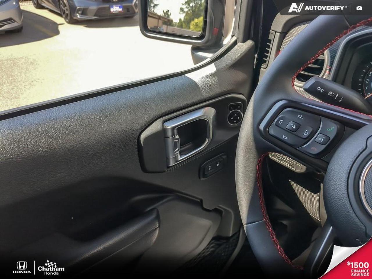 2024 Jeep Wrangler Rubicon 4 Door 4x4, V6, 2 Tops, Navi, Low Kms! Photo