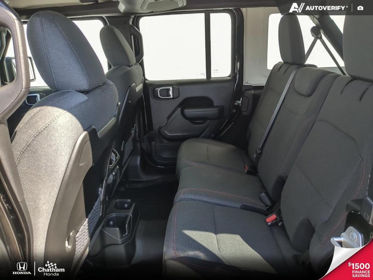 2024 Jeep Wrangler Rubicon 4 Door 4x4, V6, 2 Tops, Navi, Low Kms! Photo