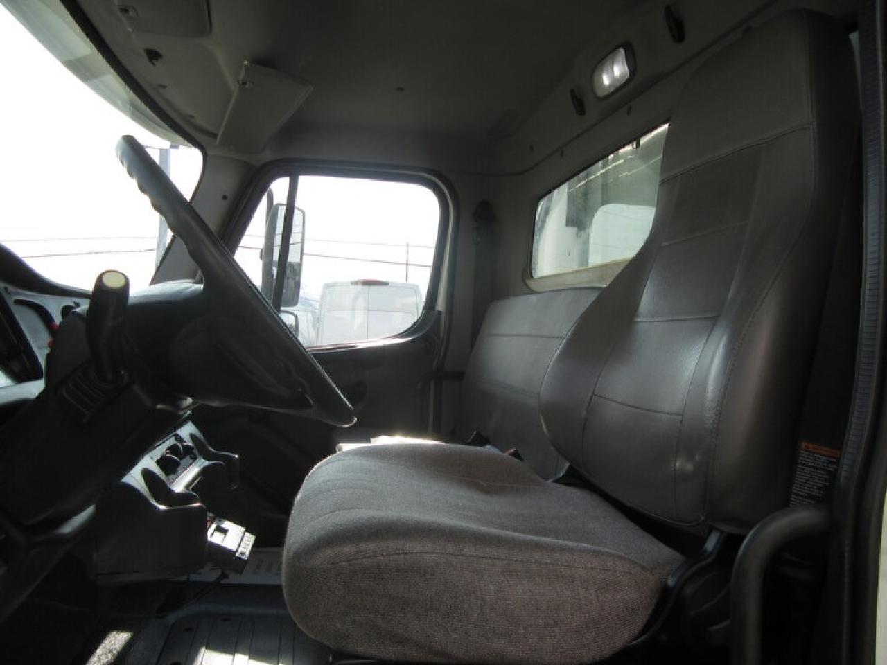 2015 Freightliner M2-106 DIESEL TANDEM AXLE CAB & CHASIS Photo