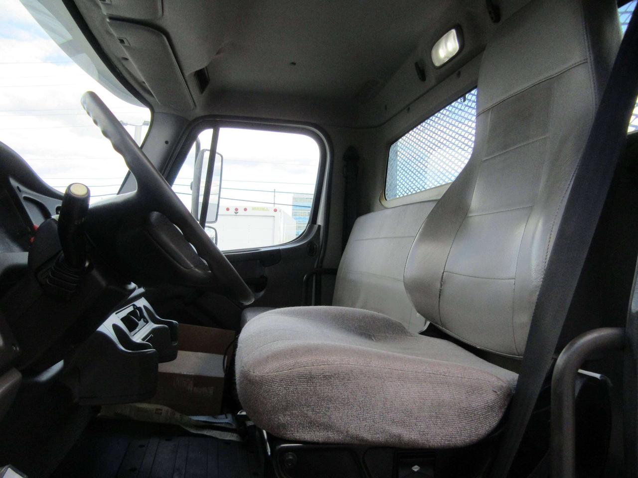 2015 Freightliner M2-106 DIESEL TANDEM AXLE NEW 26FT FLAT DECK / STRAP PKG Photo