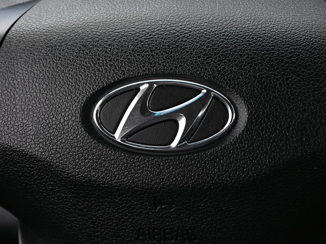 2020 Hyundai Elantra Luxury ~Heated Leather ~Bluetooth ~Sunroof ~Camera Photo