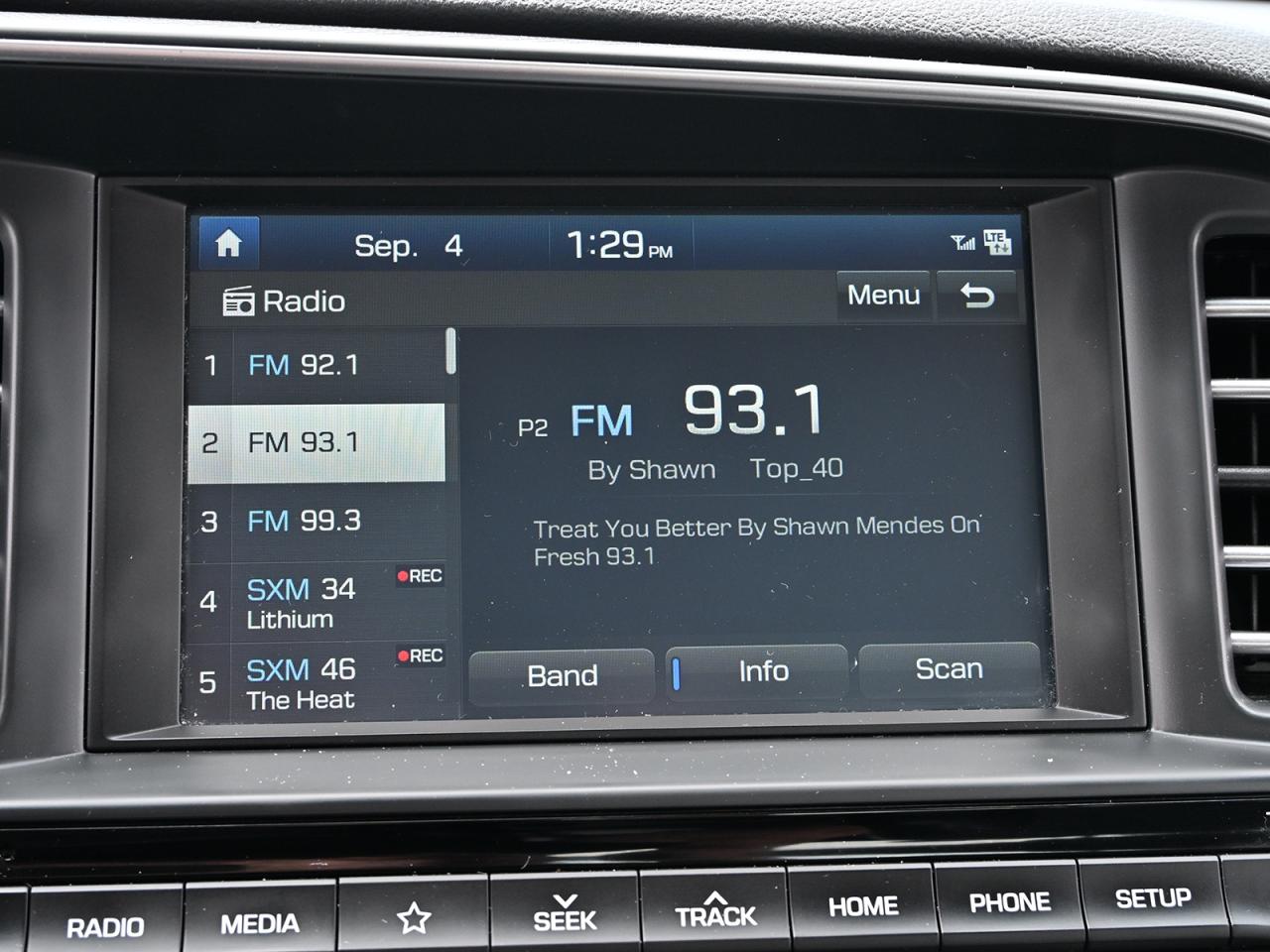 2020 Hyundai Elantra Luxury ~Heated Leather ~Bluetooth ~Sunroof ~Camera Photo