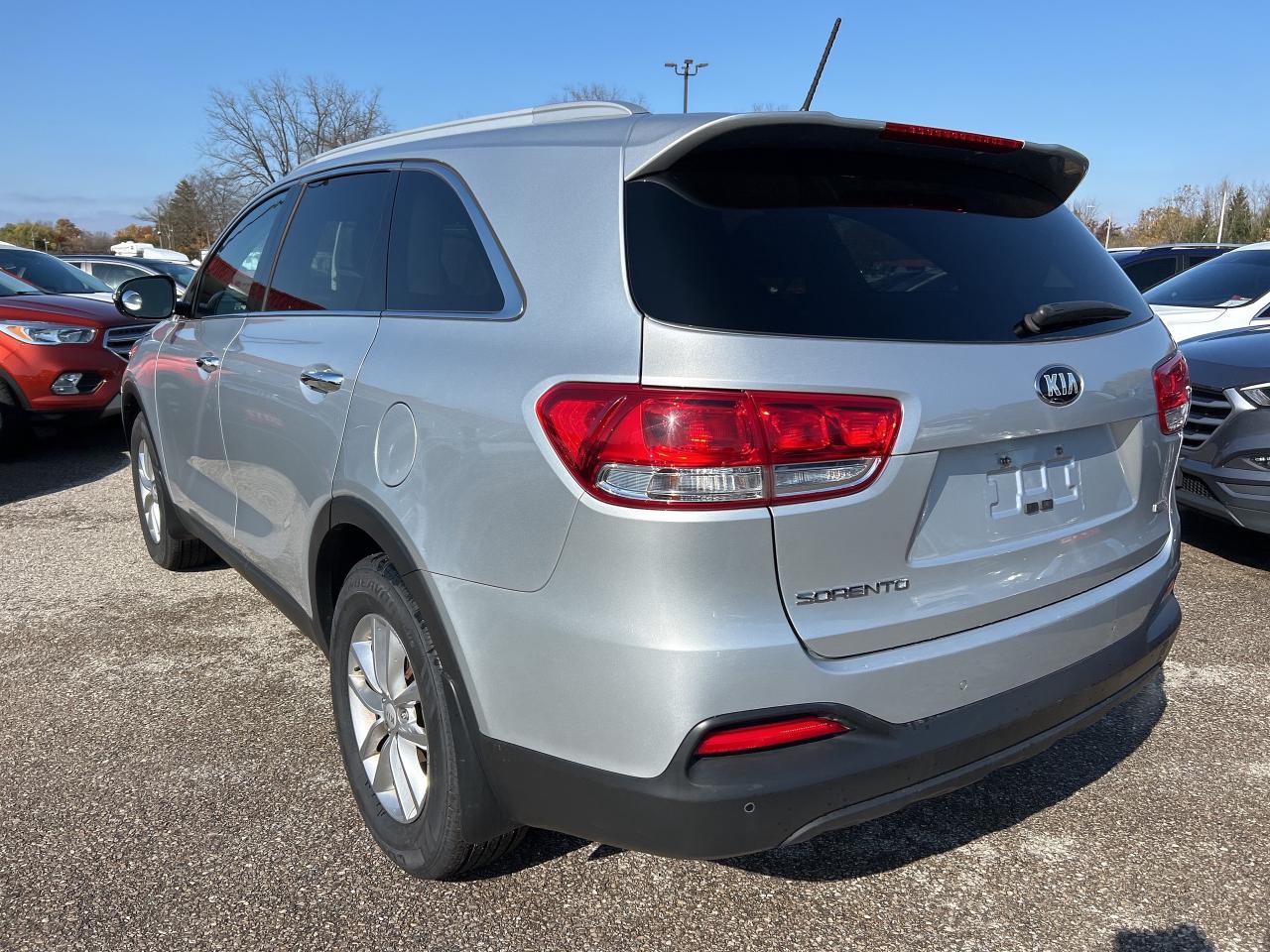 2016 Kia Sorento LX, AUTOMATIC, HEATED SEATS, CLEAN CARFAX! Photo