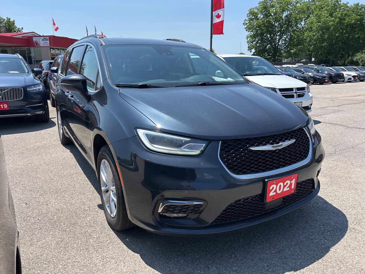 2021 Chrysler Pacifica TOURING, CLEAN CARFAX, AWD, REMOTE START! Photo3