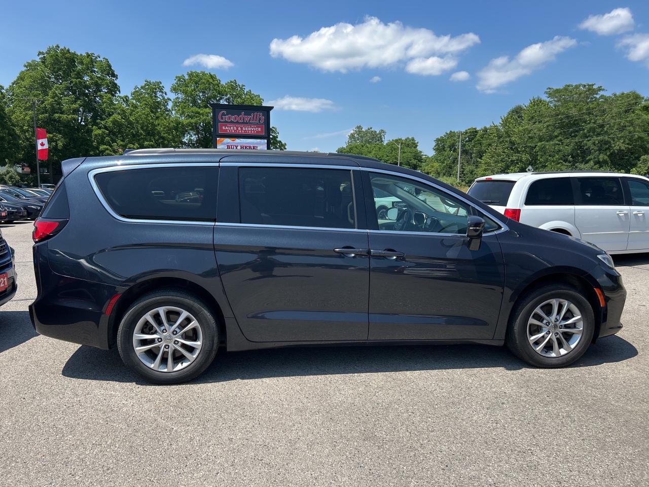 2021 Chrysler Pacifica TOURING, CLEAN CARFAX, AWD, REMOTE START! Photo4