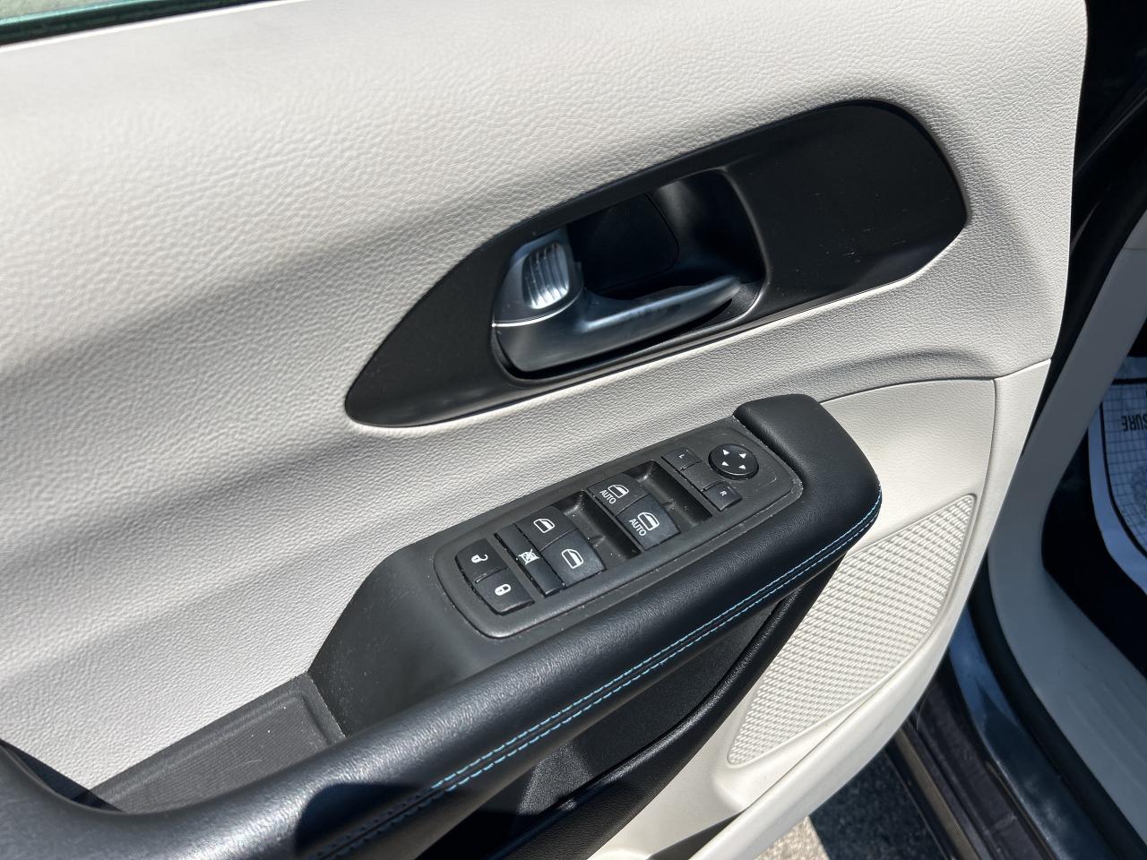 2021 Chrysler Pacifica TOURING, CLEAN CARFAX, AWD, REMOTE START! Photo