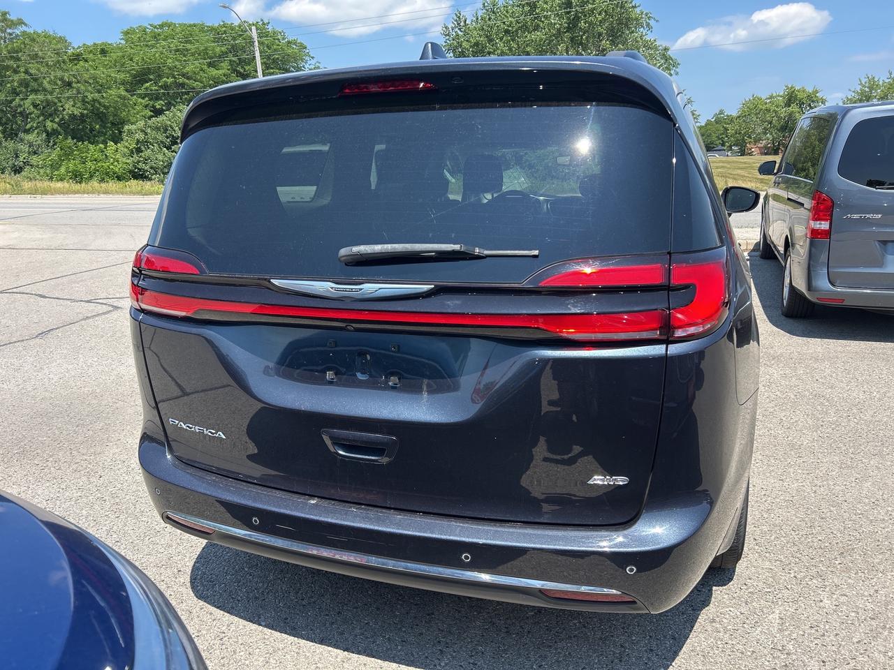 2021 Chrysler Pacifica TOURING, CLEAN CARFAX, AWD, REMOTE START! Photo