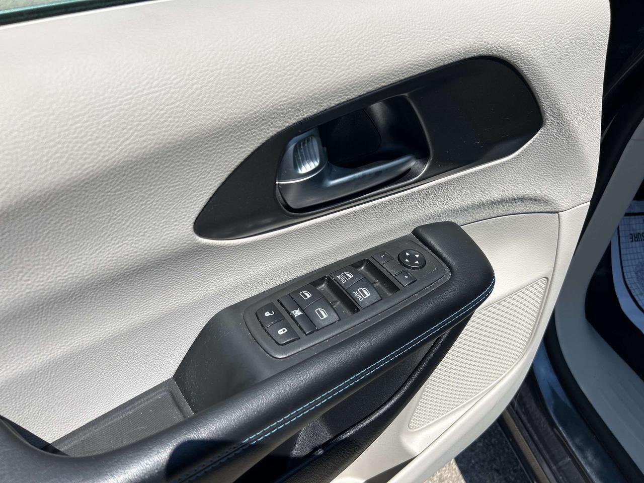 2021 Chrysler Pacifica TOURING, CLEAN CARFAX, AWD, REMOTE START! Photo