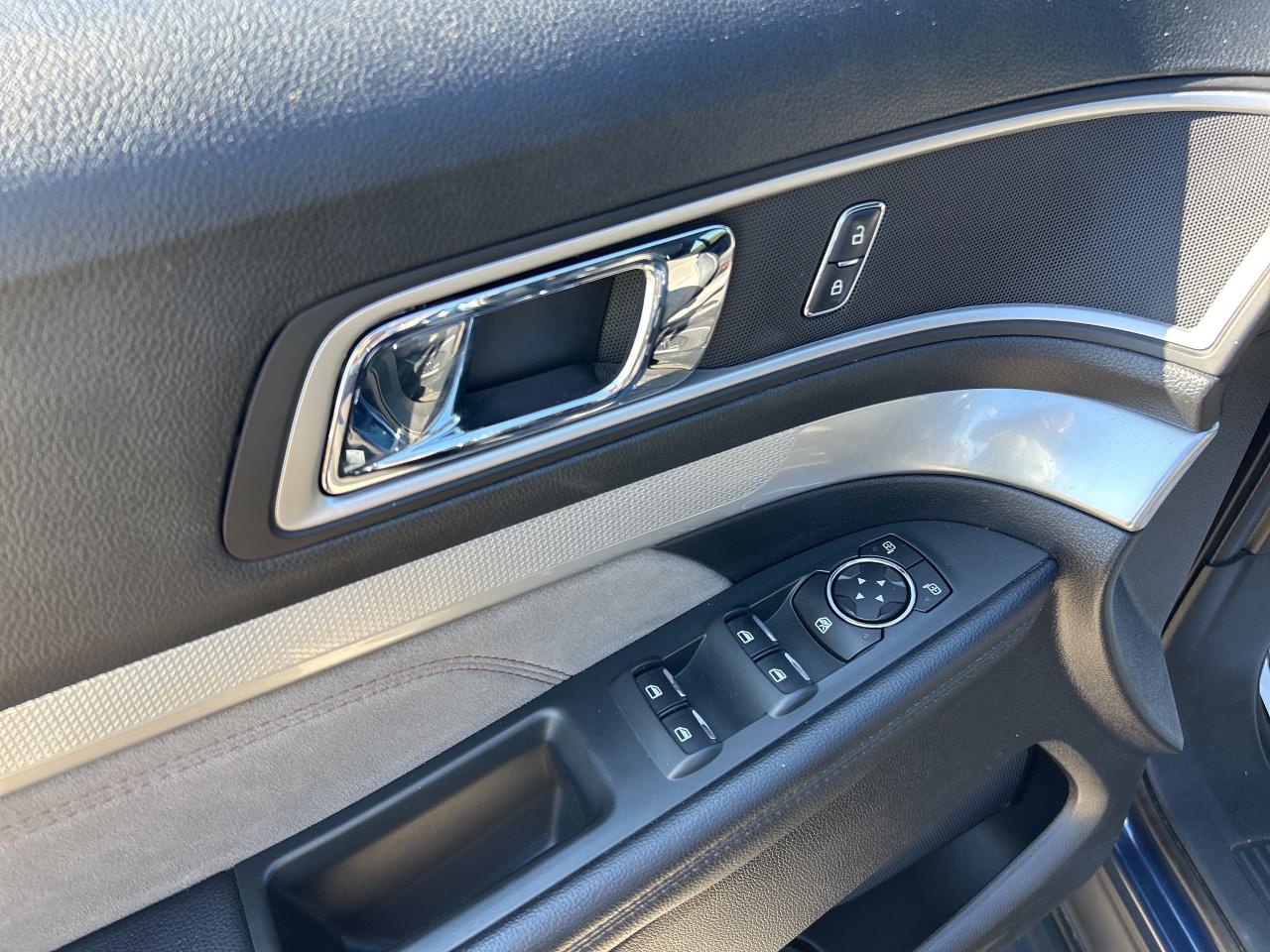 2017 Ford Explorer XLT, 6 PASSENGER, REMOTE START, BACK UP CAMERA! Photo