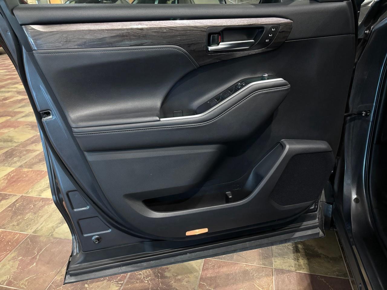 2020 Toyota Highlander Hybrid LIMITED Photo