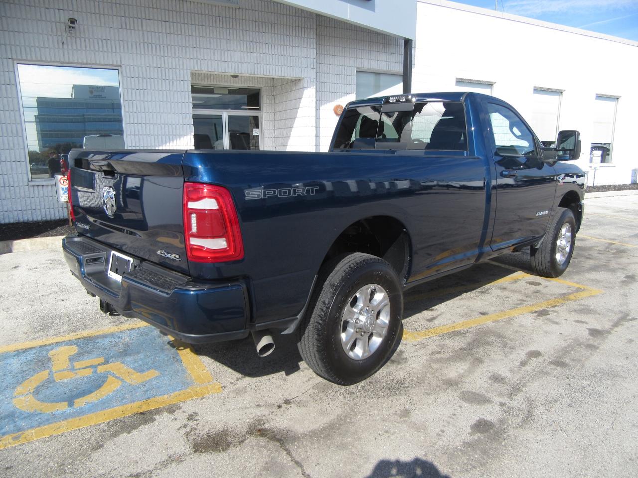 2024 RAM 3500 4X4 REGULAR CAB DIESEL BIG HORN Photo2