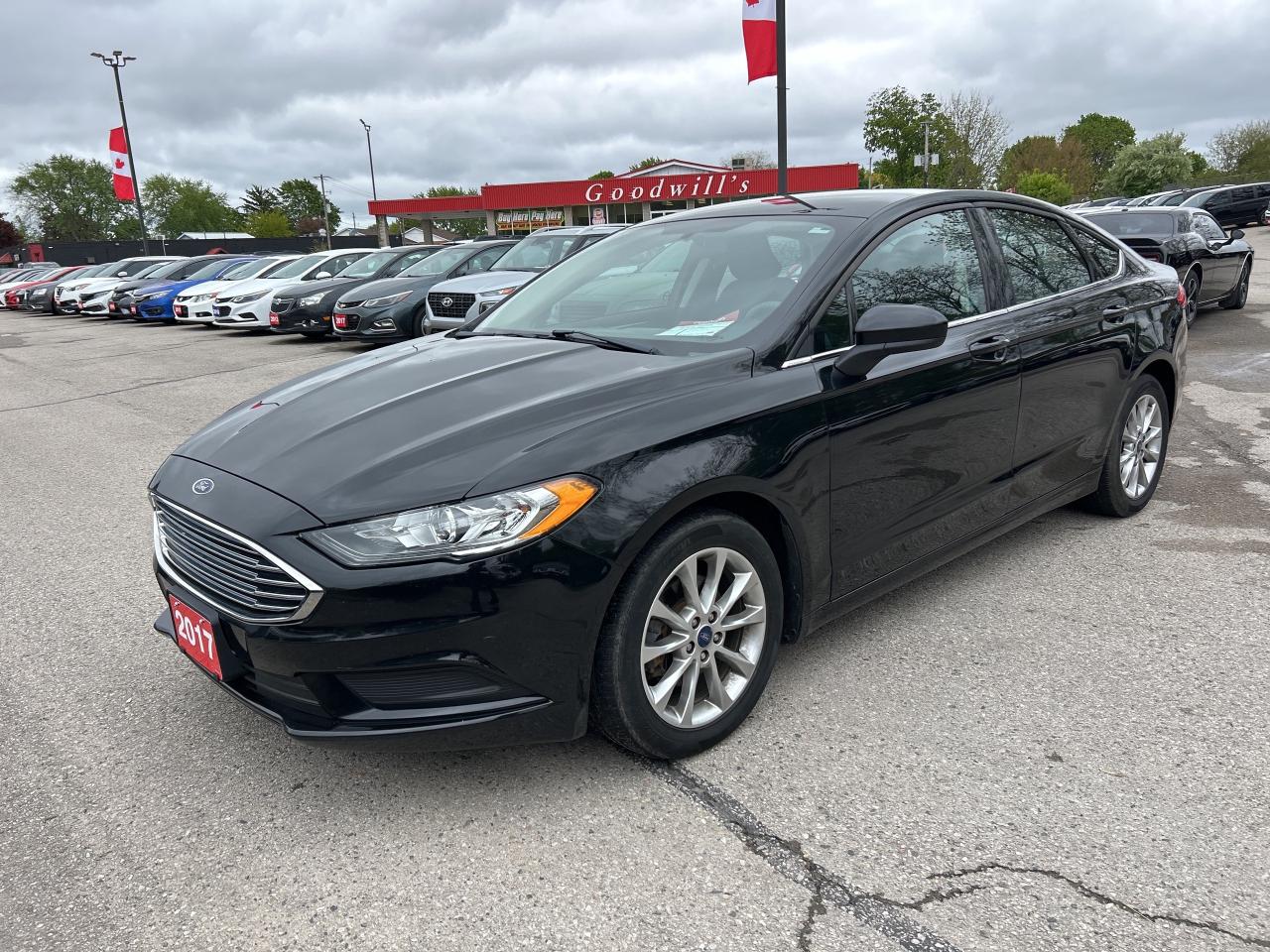 2017 Ford Fusion SE, CLEAN CARFAX, CLOTH SEATS, BACK UP CAMERA! Photo