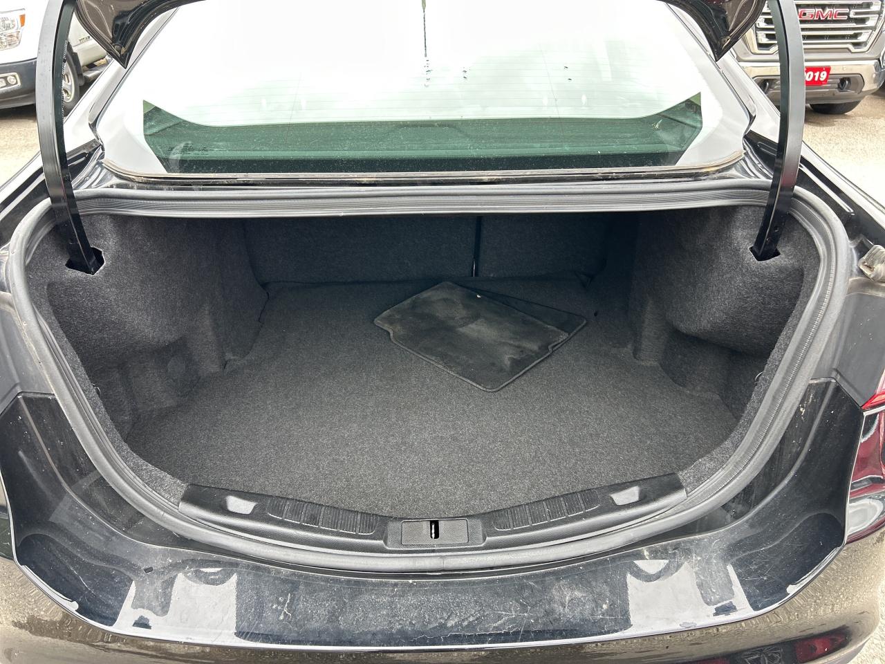 2017 Ford Fusion SE, CLEAN CARFAX, CLOTH SEATS, BACK UP CAMERA! Photo