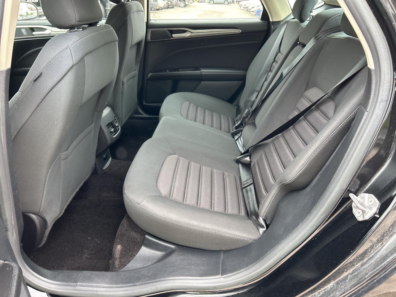 2017 Ford Fusion SE, CLEAN CARFAX, CLOTH SEATS, BACK UP CAMERA! Photo