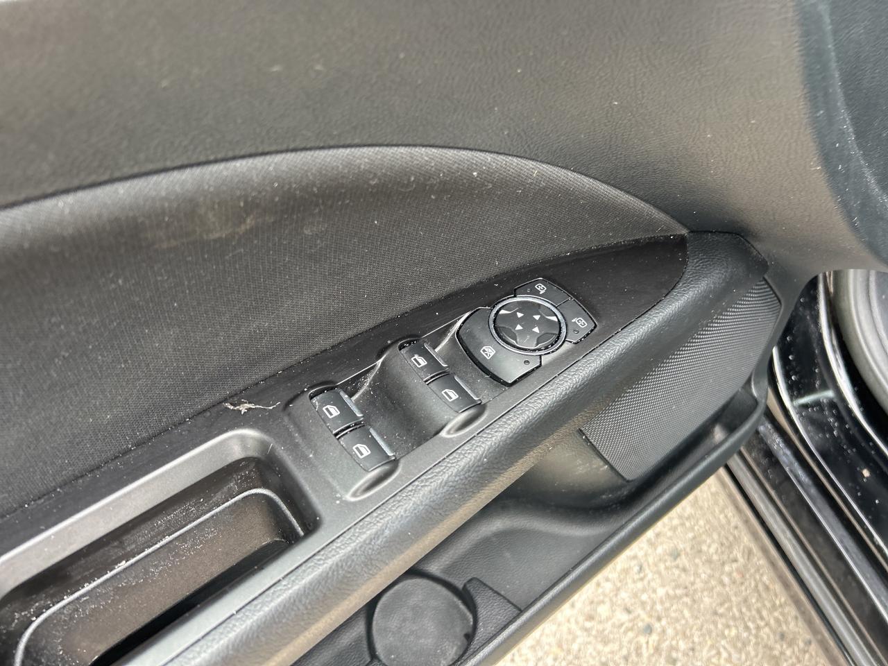 2017 Ford Fusion SE, CLEAN CARFAX, CLOTH SEATS, BACK UP CAMERA! Photo