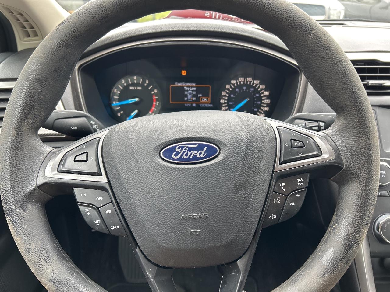 2017 Ford Fusion SE, CLEAN CARFAX, CLOTH SEATS, BACK UP CAMERA! Photo