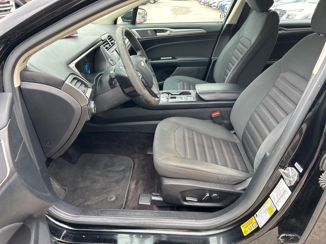 2017 Ford Fusion SE, CLEAN CARFAX, CLOTH SEATS, BACK UP CAMERA! Photo