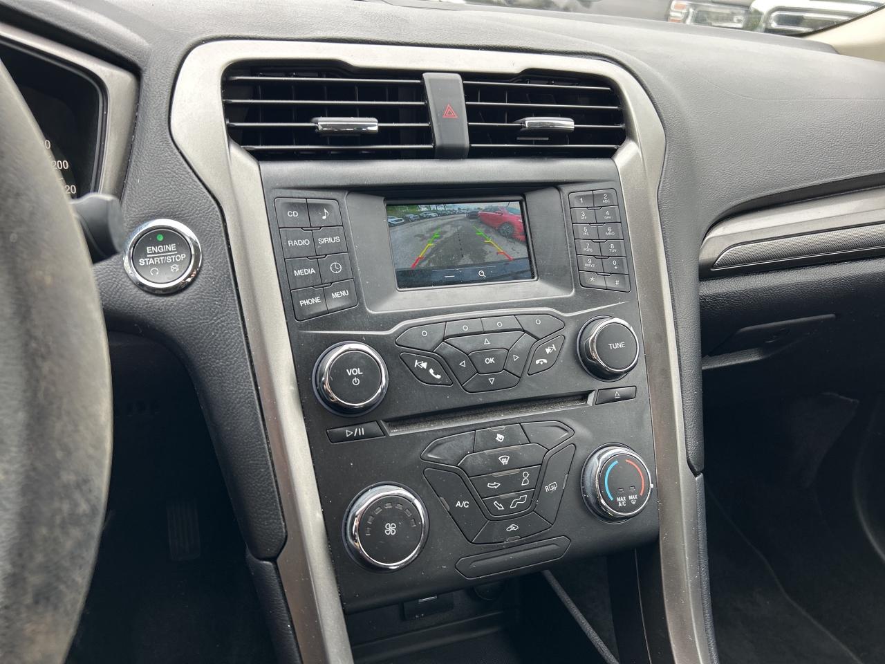 2017 Ford Fusion SE, CLEAN CARFAX, CLOTH SEATS, BACK UP CAMERA! Photo