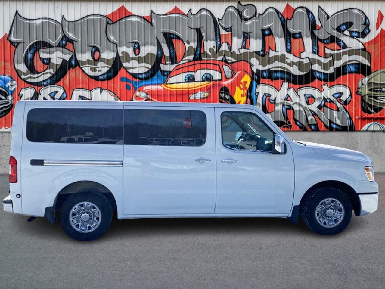 2020 Nissan NV 3500 HD SL V8, 12 PASSENGER, LEATHER, BACK UP CAM! Photo