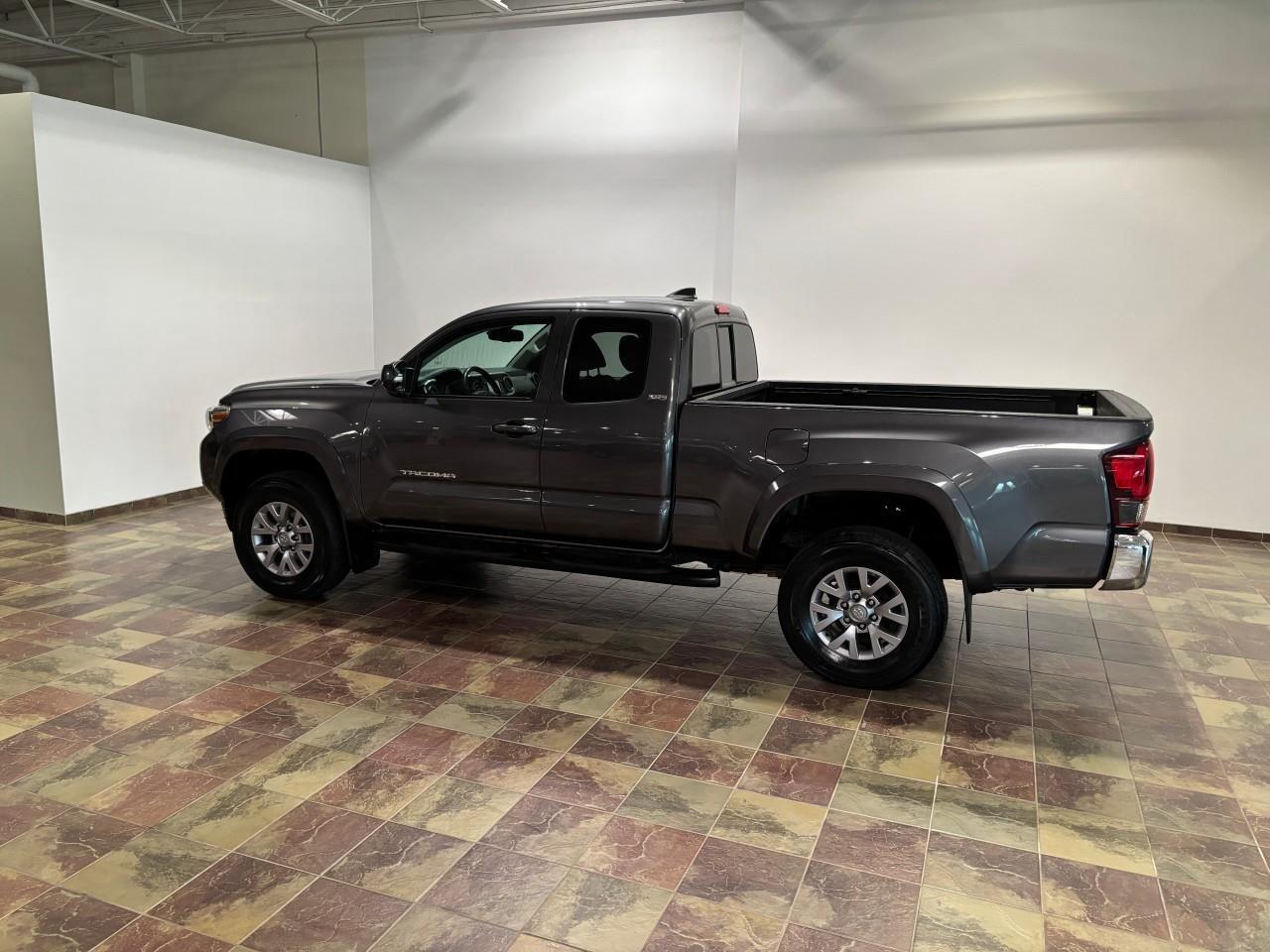 2018 Toyota Tacoma SR5 Photo4