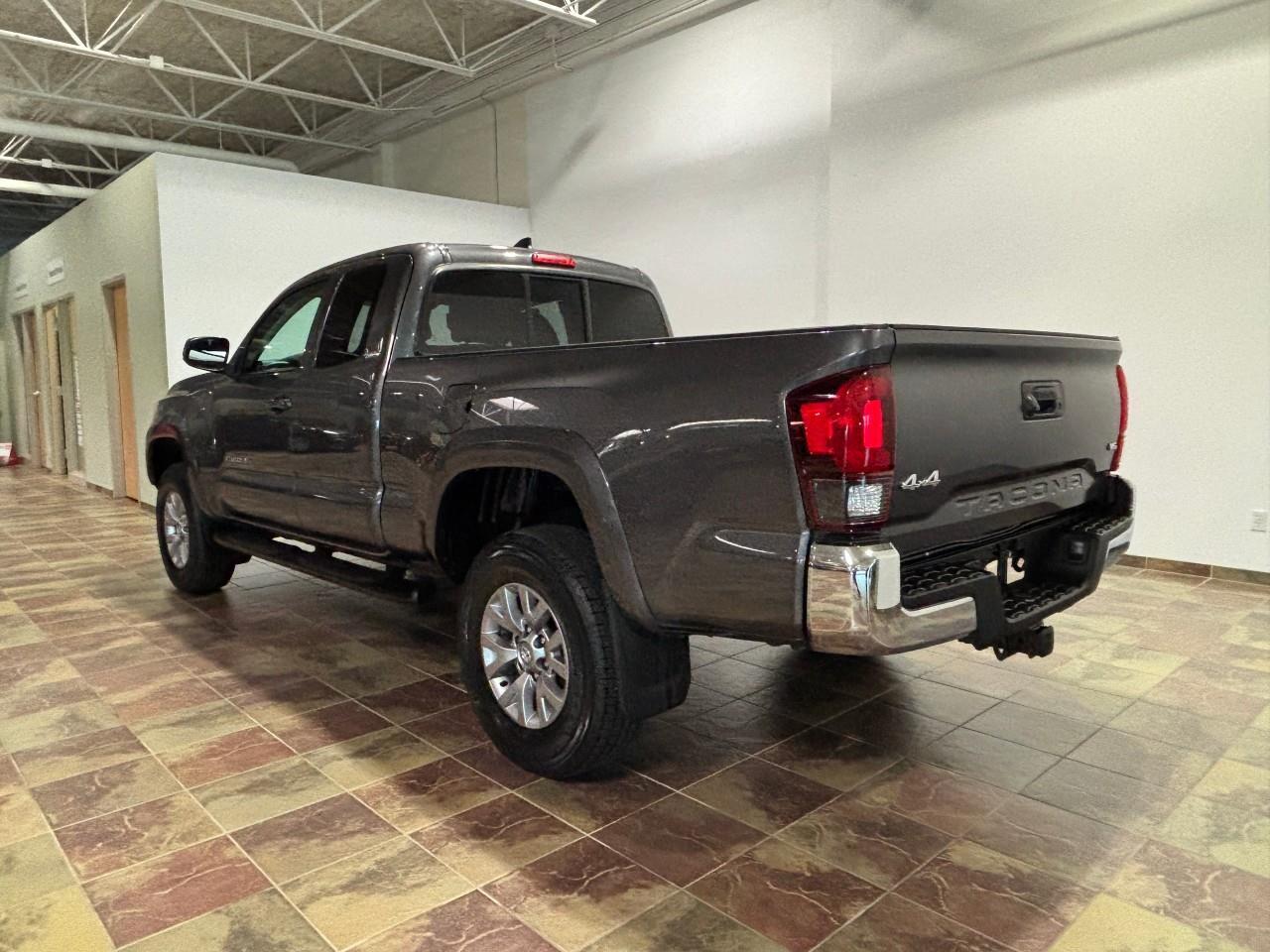 2018 Toyota Tacoma SR5 Photo2