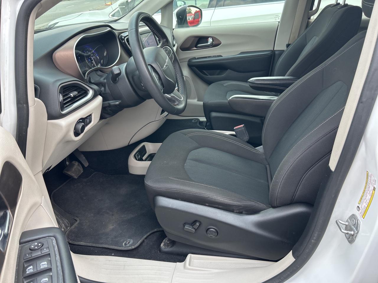 2022 Chrysler Grand Caravan SXT, POWER SLIDING DOORS, REMOTE START! Photo