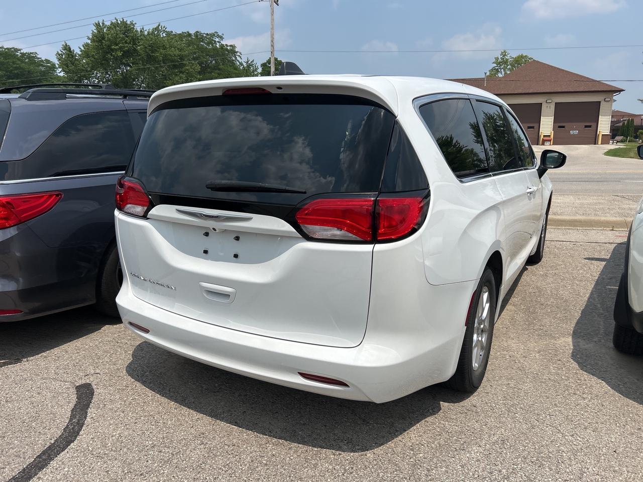 2022 Chrysler Grand Caravan SXT, POWER SLIDING DOORS, REMOTE START! Photo