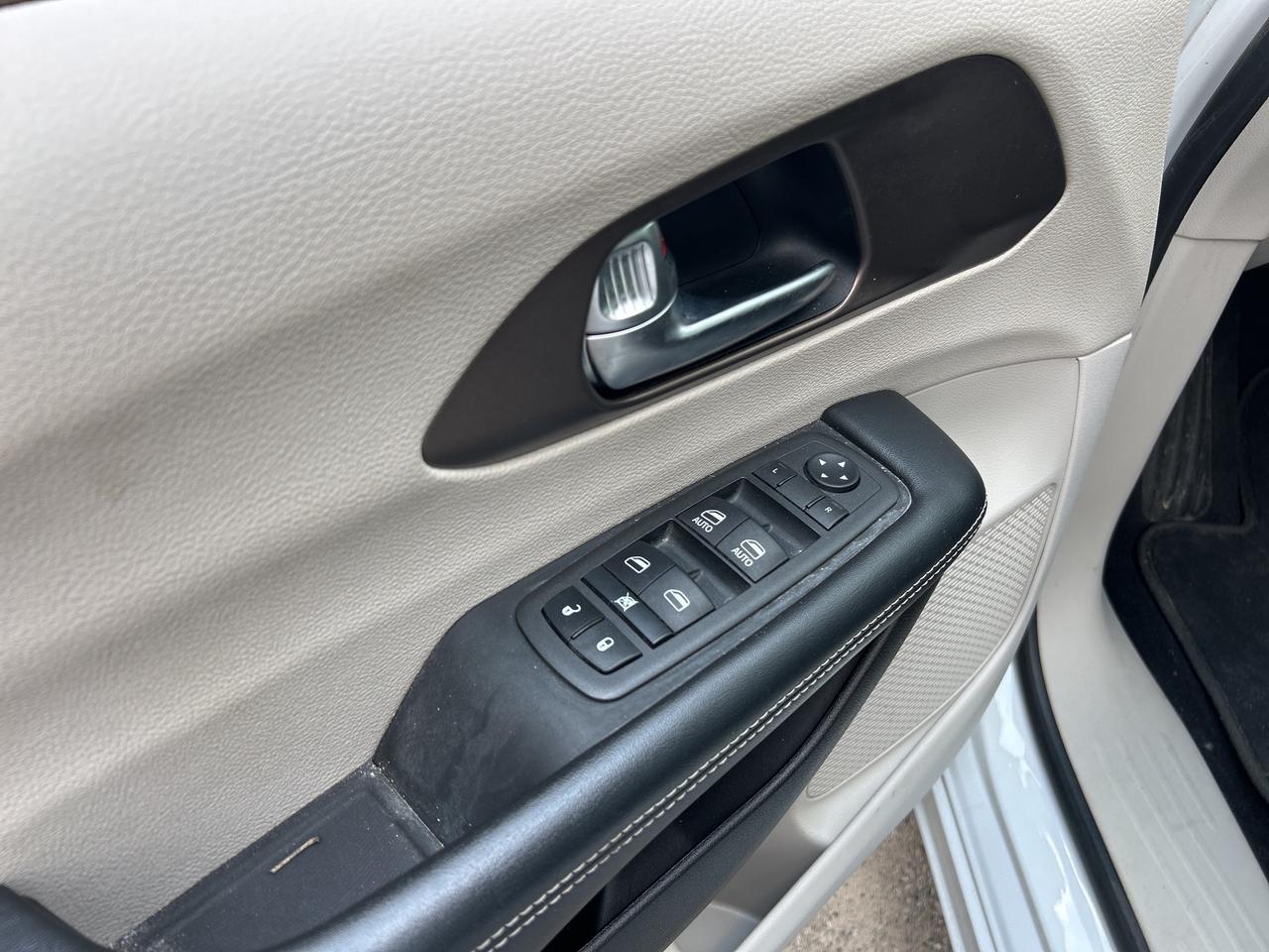 2022 Chrysler Grand Caravan SXT, POWER SLIDING DOORS, REMOTE START! Photo