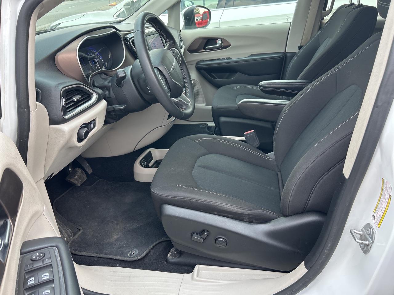 2022 Chrysler Grand Caravan SXT, POWER SLIDING DOORS, REMOTE START! Photo