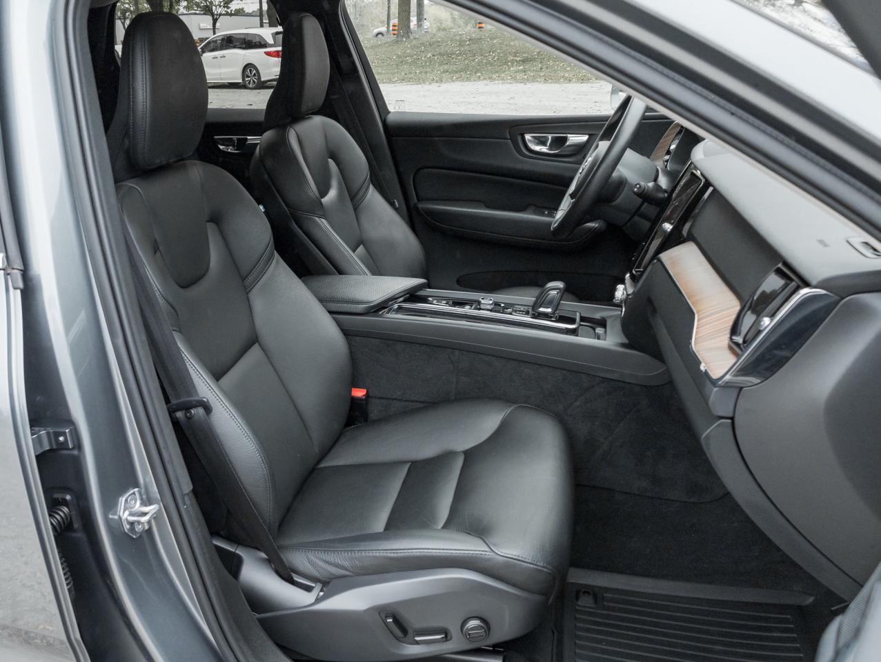 2021 Volvo XC60 Recharge T8 eAWD PHEV Inscription Exp  CPO Photo