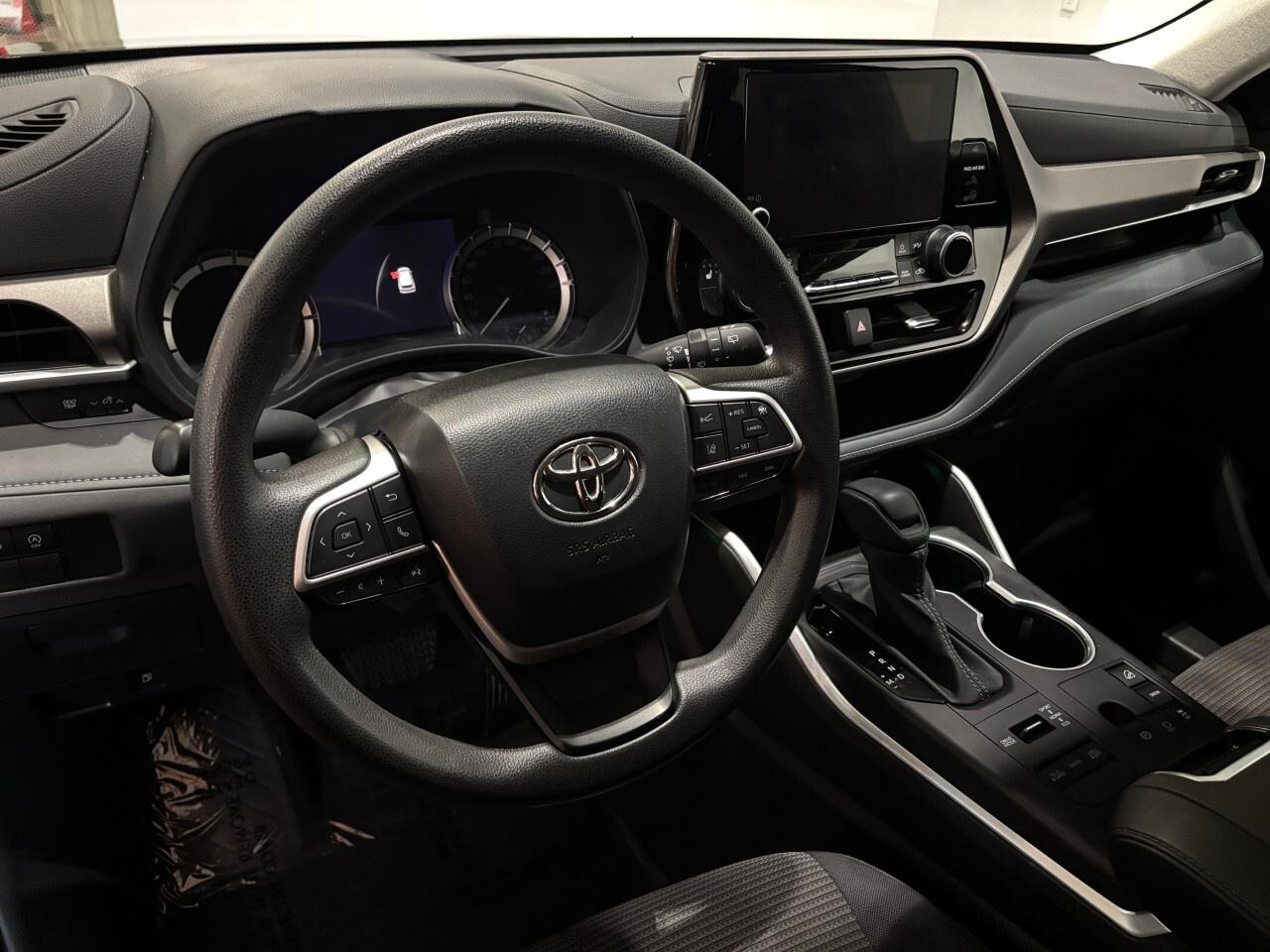 2023 Toyota Highlander LE AWD Photo