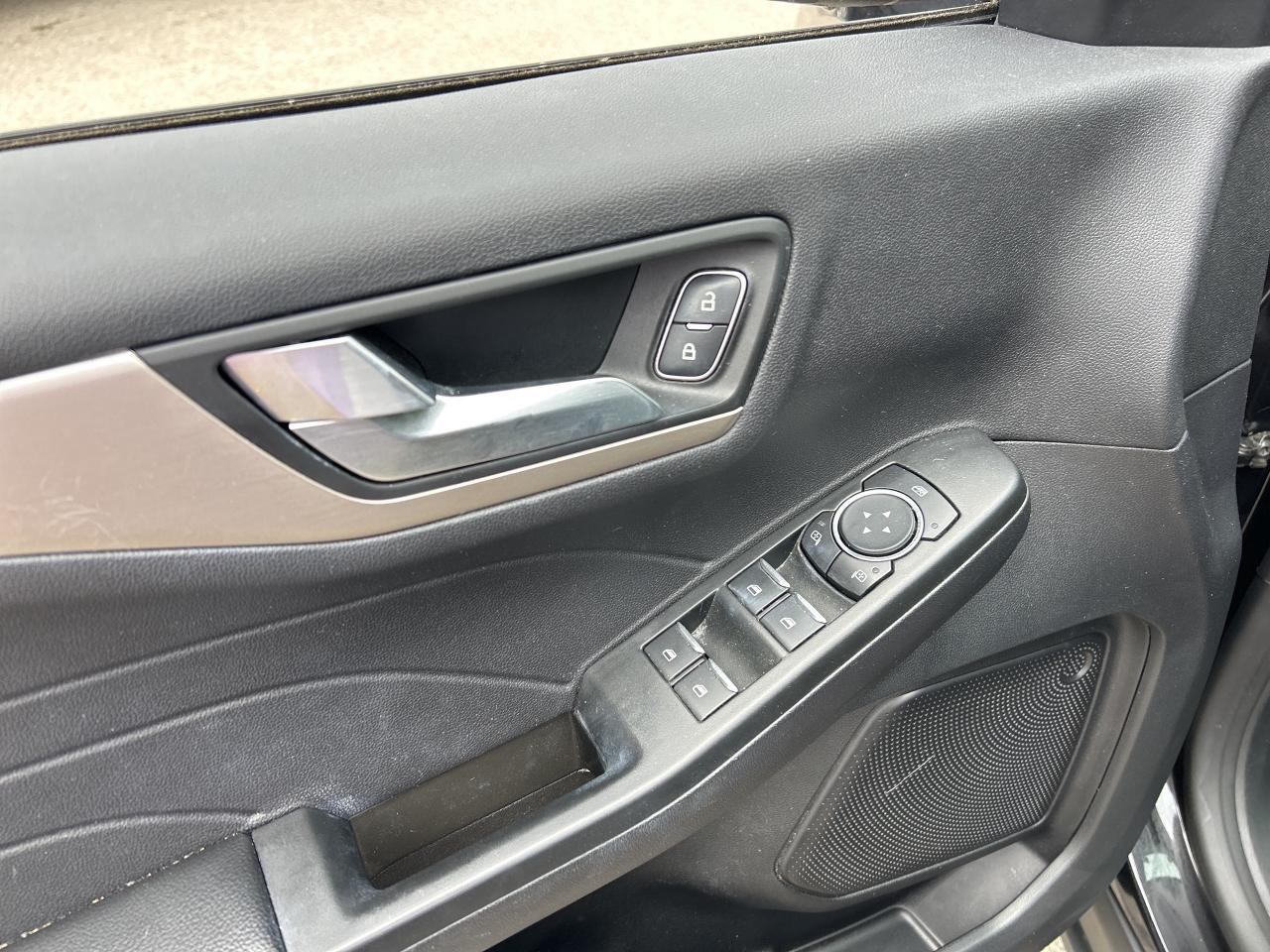 2022 Ford Escape SEL, CLEAN CARFAX, HEATED LEATHER, REMOTE START! Photo