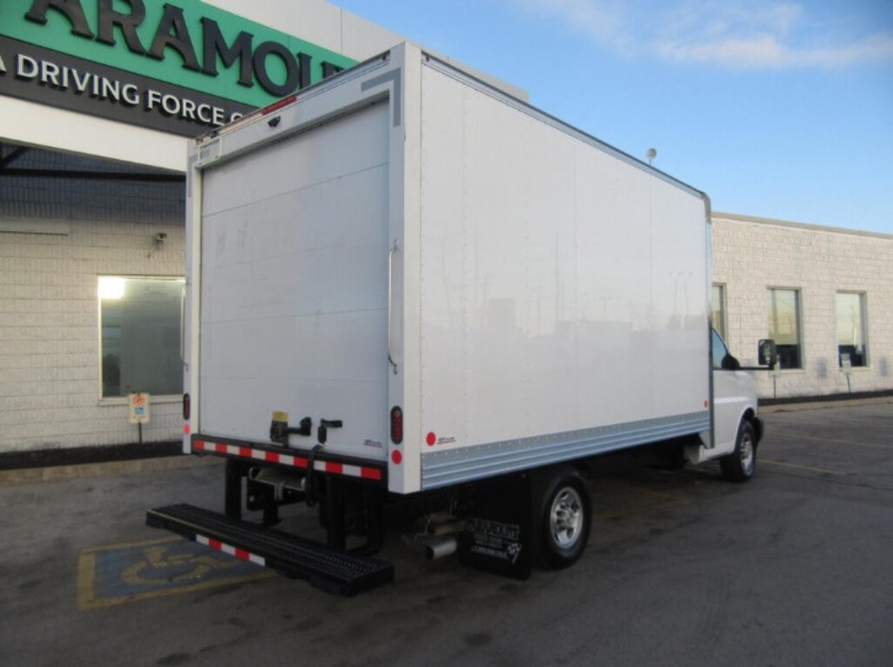 2023 GMC Savana 3500 GAS WITH 14 FT ALUMINUM CUBE VAN & ROLL OUT RAMP Photo2