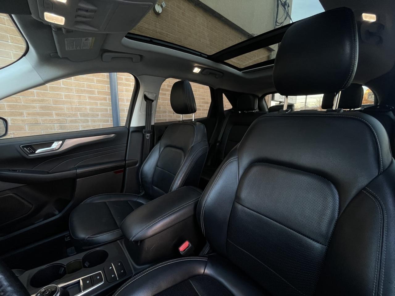 2021 Ford Escape TITANIUM AWD   Leather   Pano Roof   Navi Photo