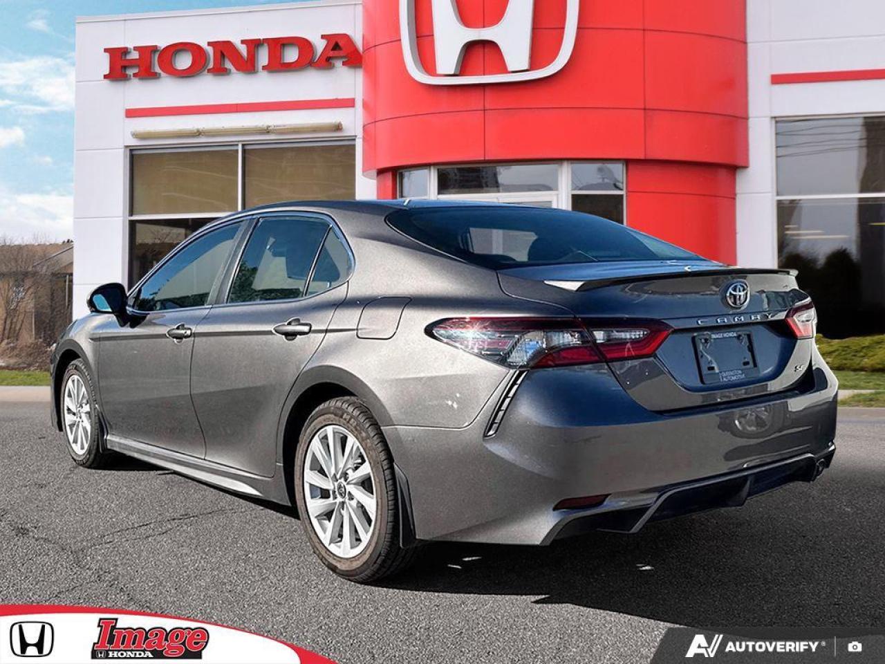 2022 Toyota Camry SE   APPLE CARPLAY   HTD SEATS   REAR CAM Photo