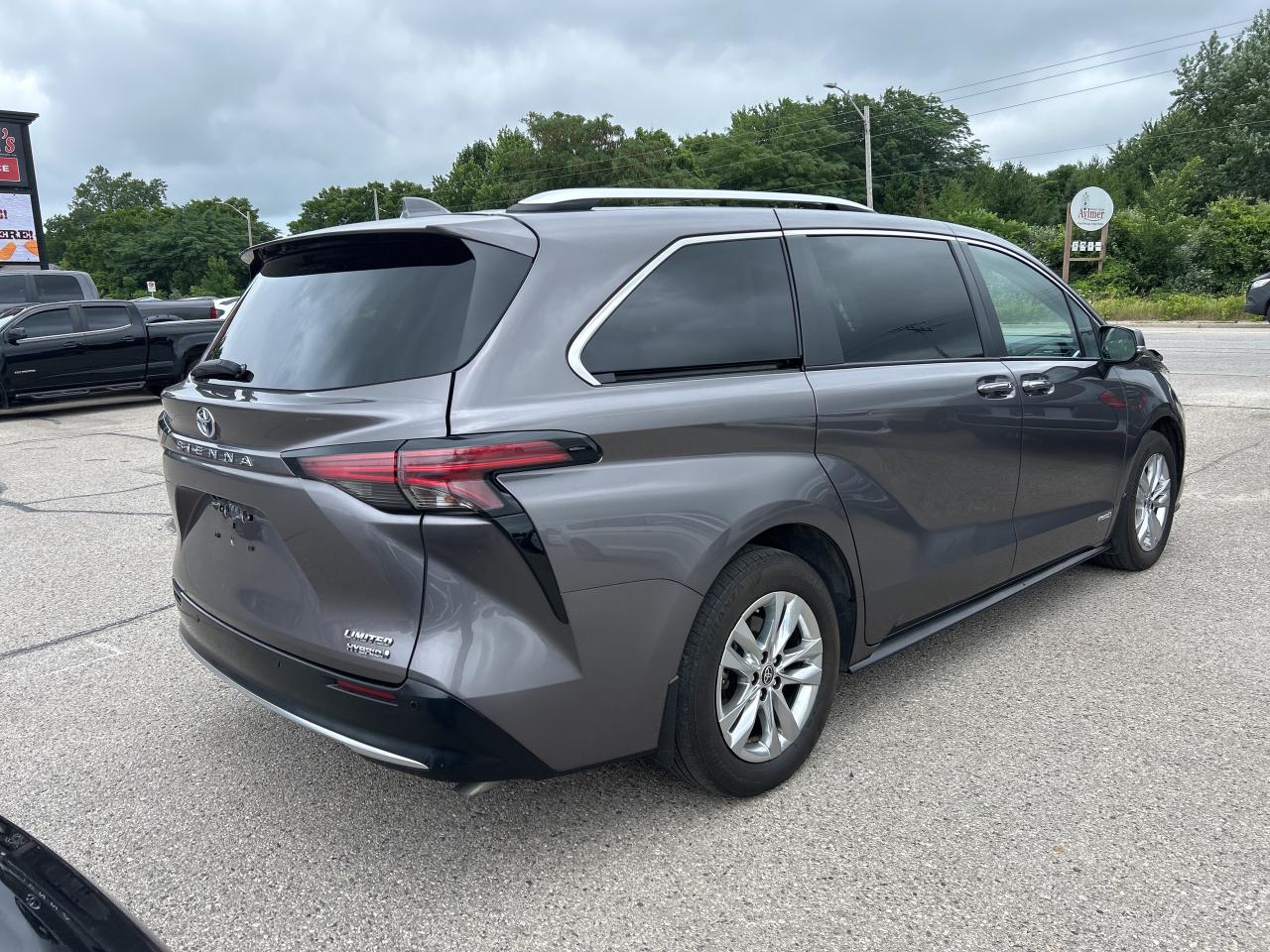2021 Toyota Sienna LIMITED, HYBRID, CLEAN CARFAX, HEATED LEATHER Photo