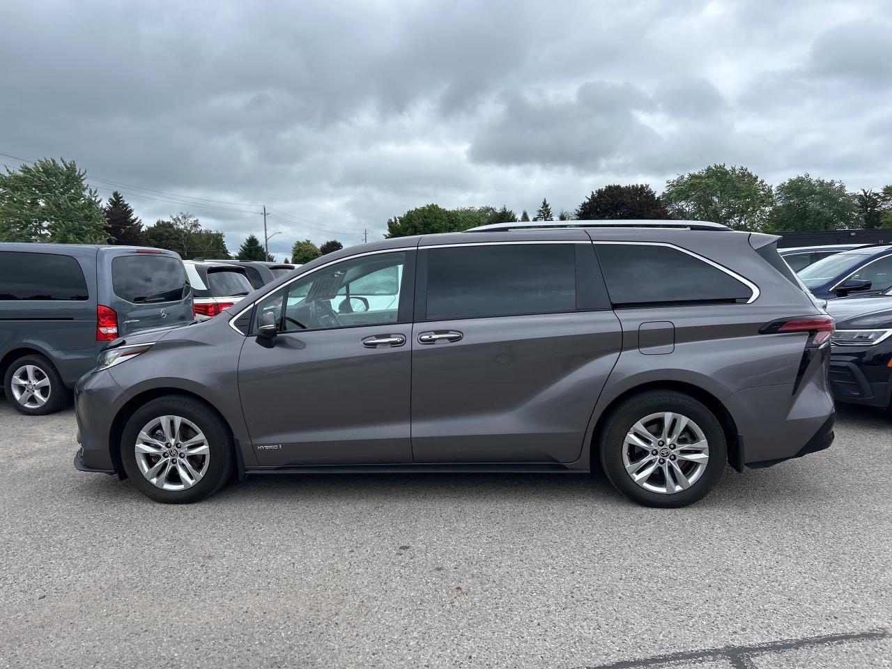 2021 Toyota Sienna LIMITED, HYBRID, CLEAN CARFAX, HEATED LEATHER Photo