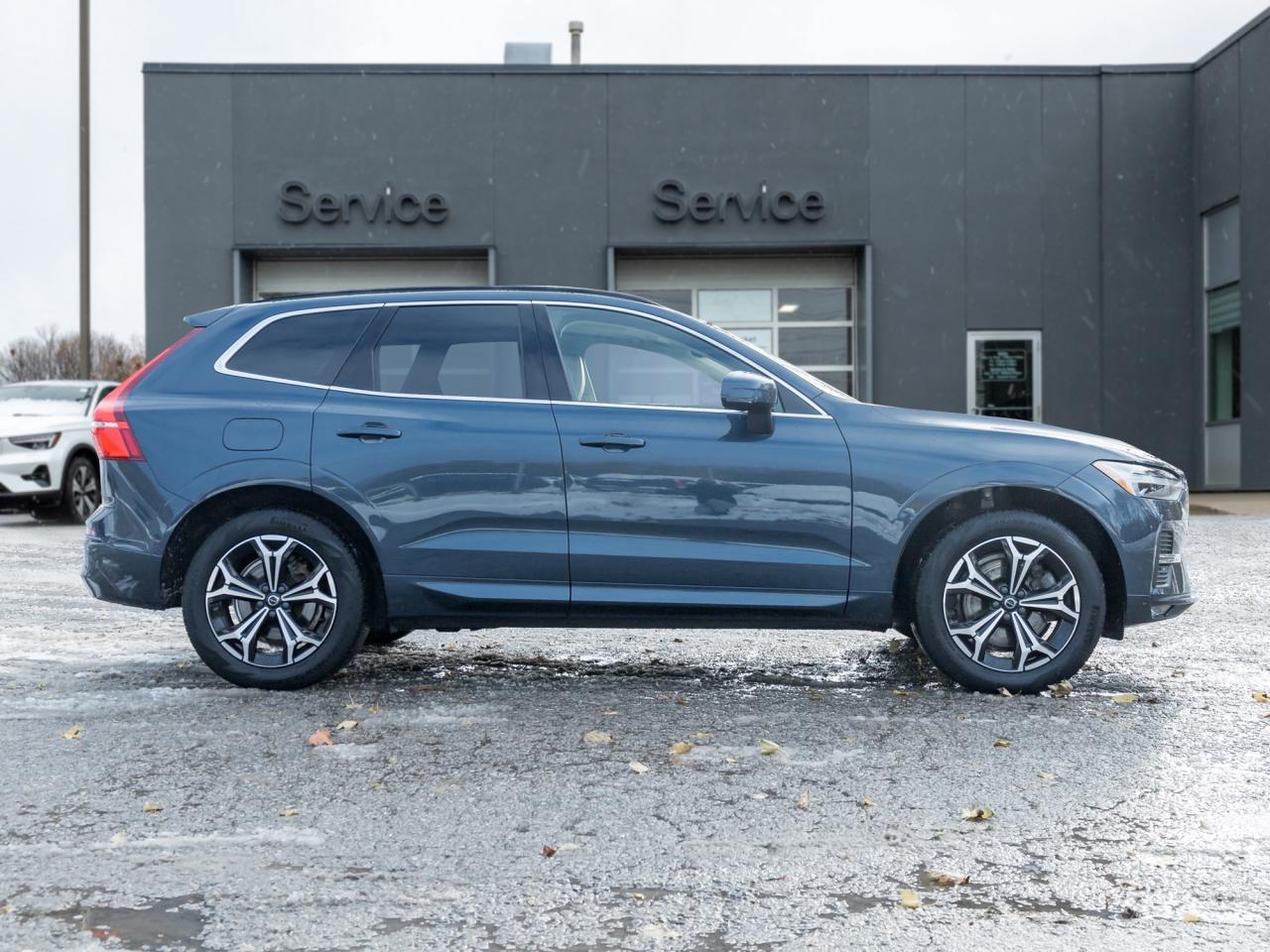 2022 Volvo XC60 B6 AWD Momentum  19" ALLOY WHEEL  CPO  DENIM BLUE Photo4
