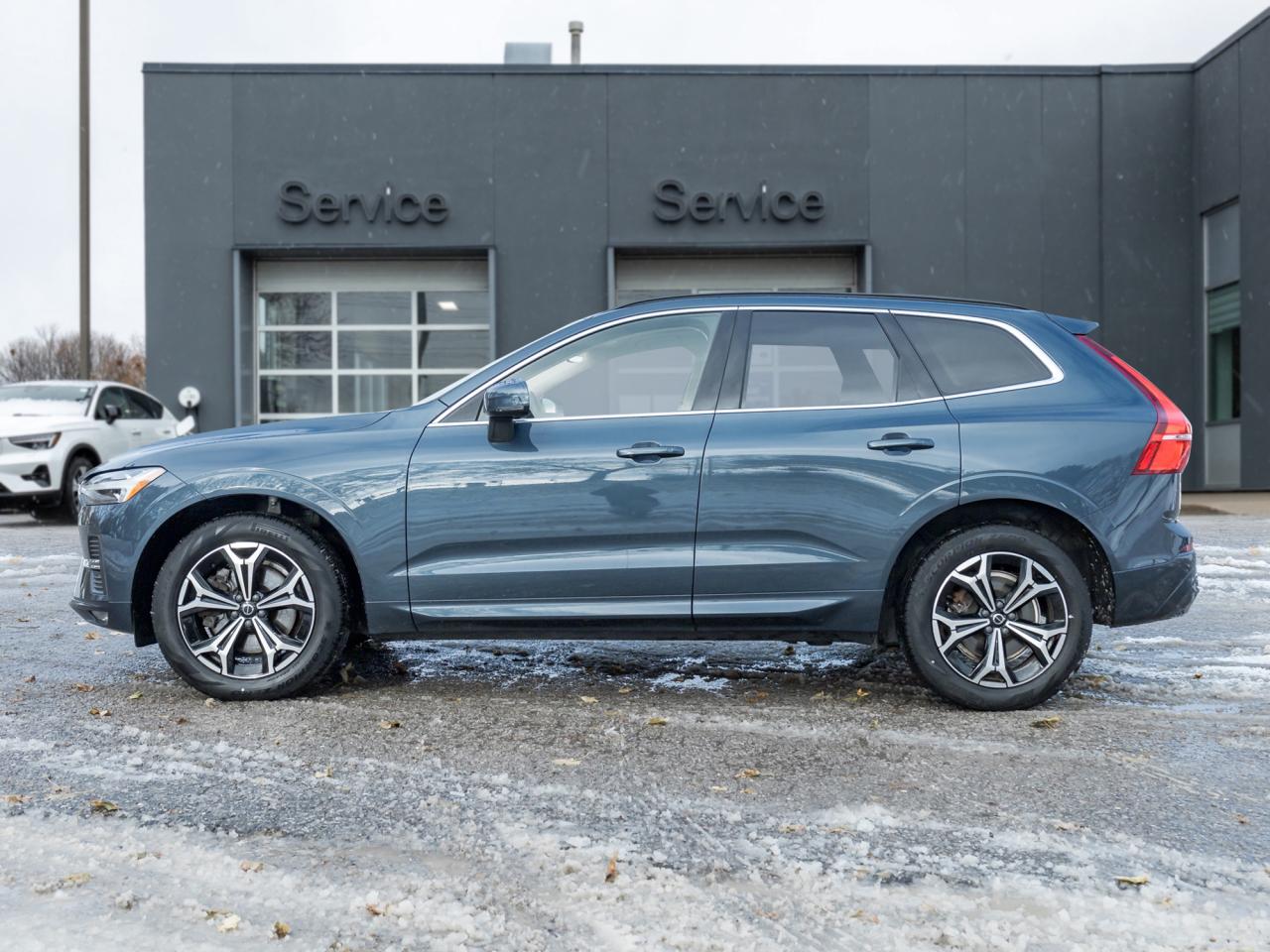 2022 Volvo XC60 B6 AWD Momentum  19" ALLOY WHEEL  CPO  DENIM BLUE Photo2