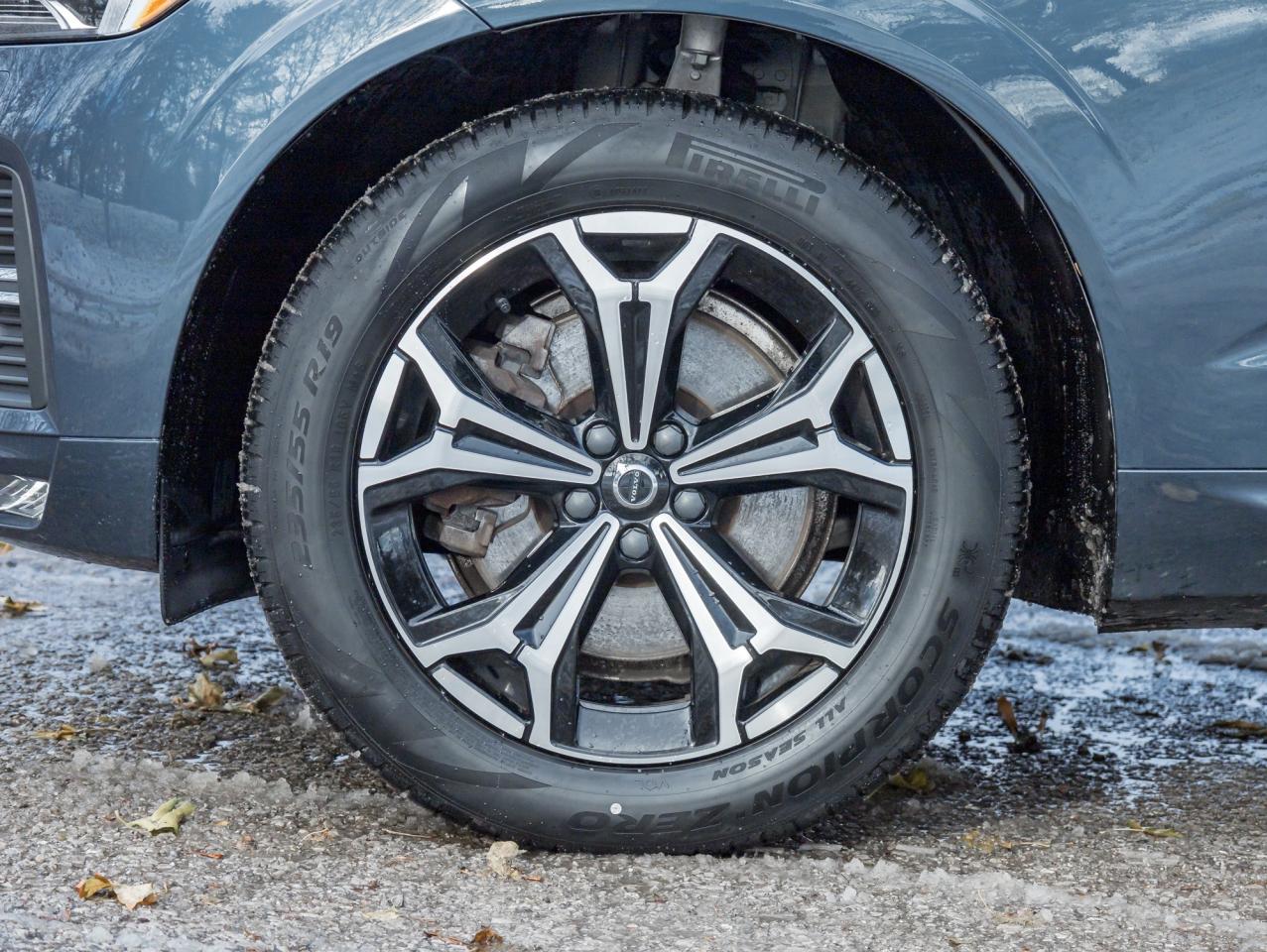 2022 Volvo XC60 B6 AWD Momentum  19" ALLOY WHEEL  CPO  DENIM BLUE Photo3