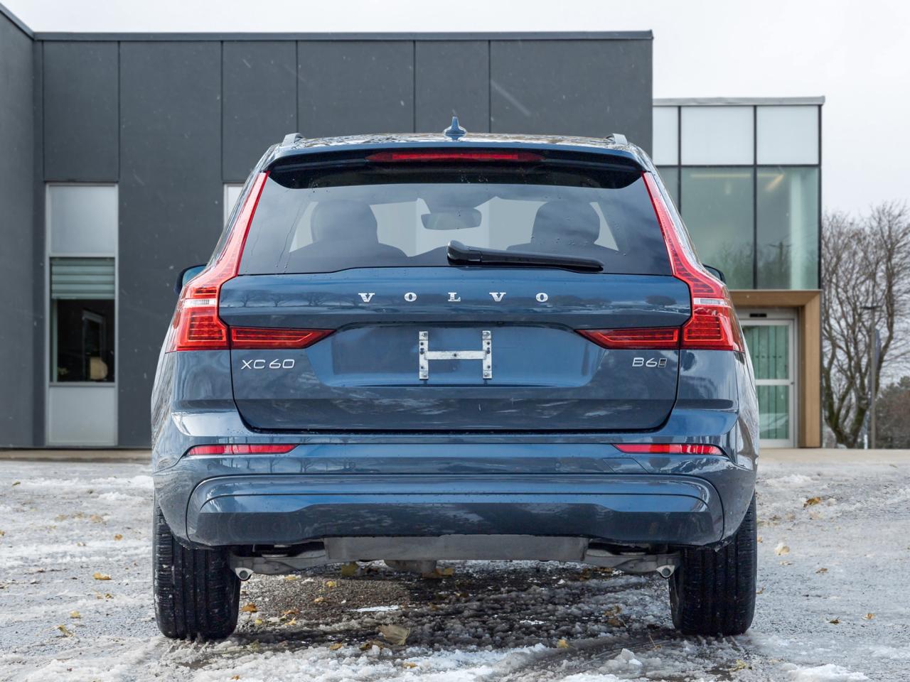 2022 Volvo XC60 B6 AWD Momentum  19" ALLOY WHEEL  CPO  DENIM BLUE Photo