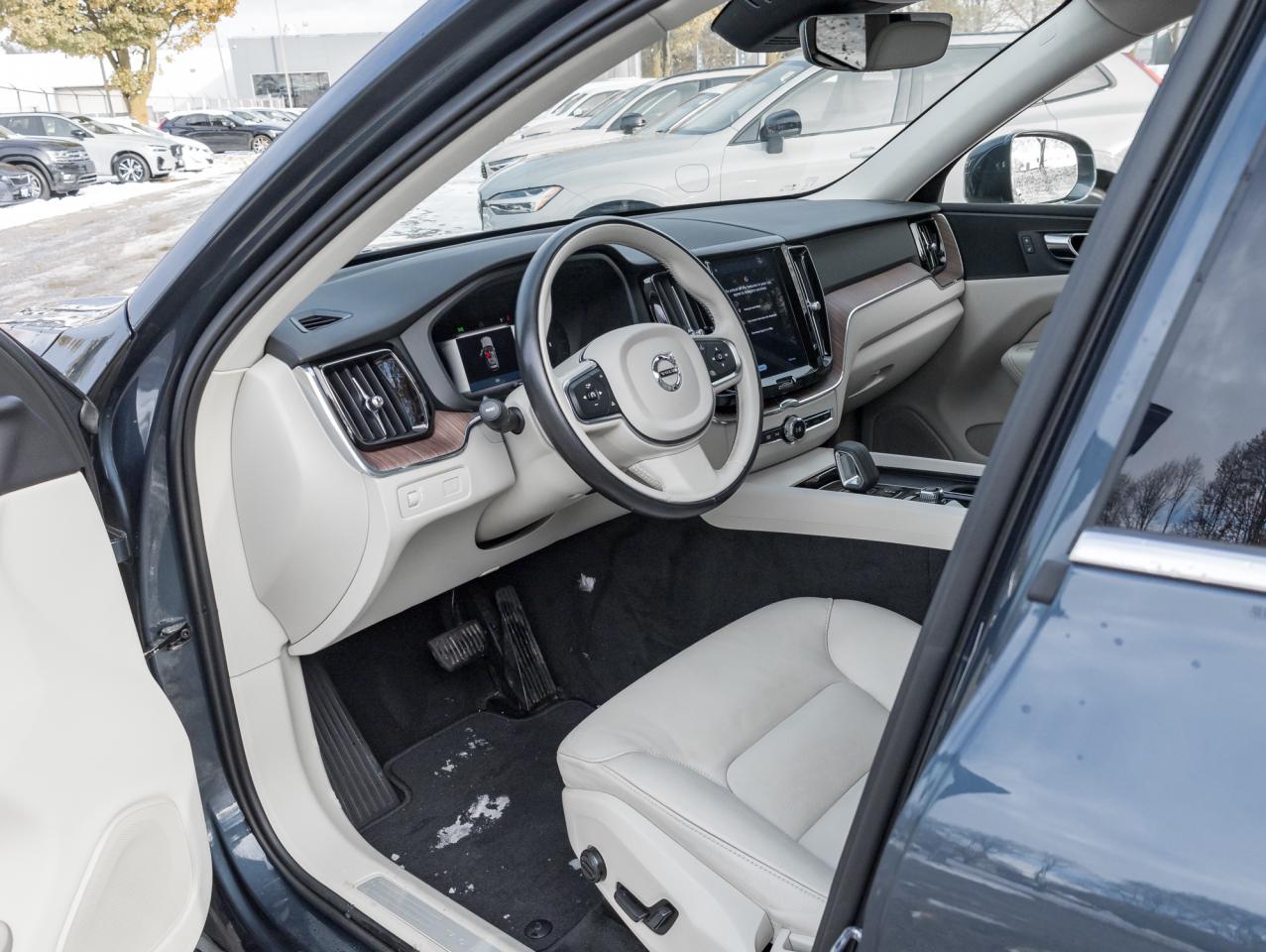 2022 Volvo XC60 B6 AWD Momentum  19" ALLOY WHEEL  CPO  DENIM BLUE Photo