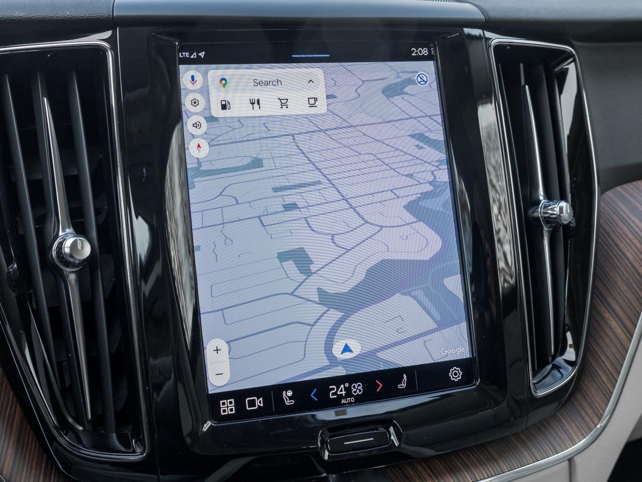 2022 Volvo XC60 B6 AWD Momentum  19" ALLOY WHEEL  CPO  DENIM BLUE Photo