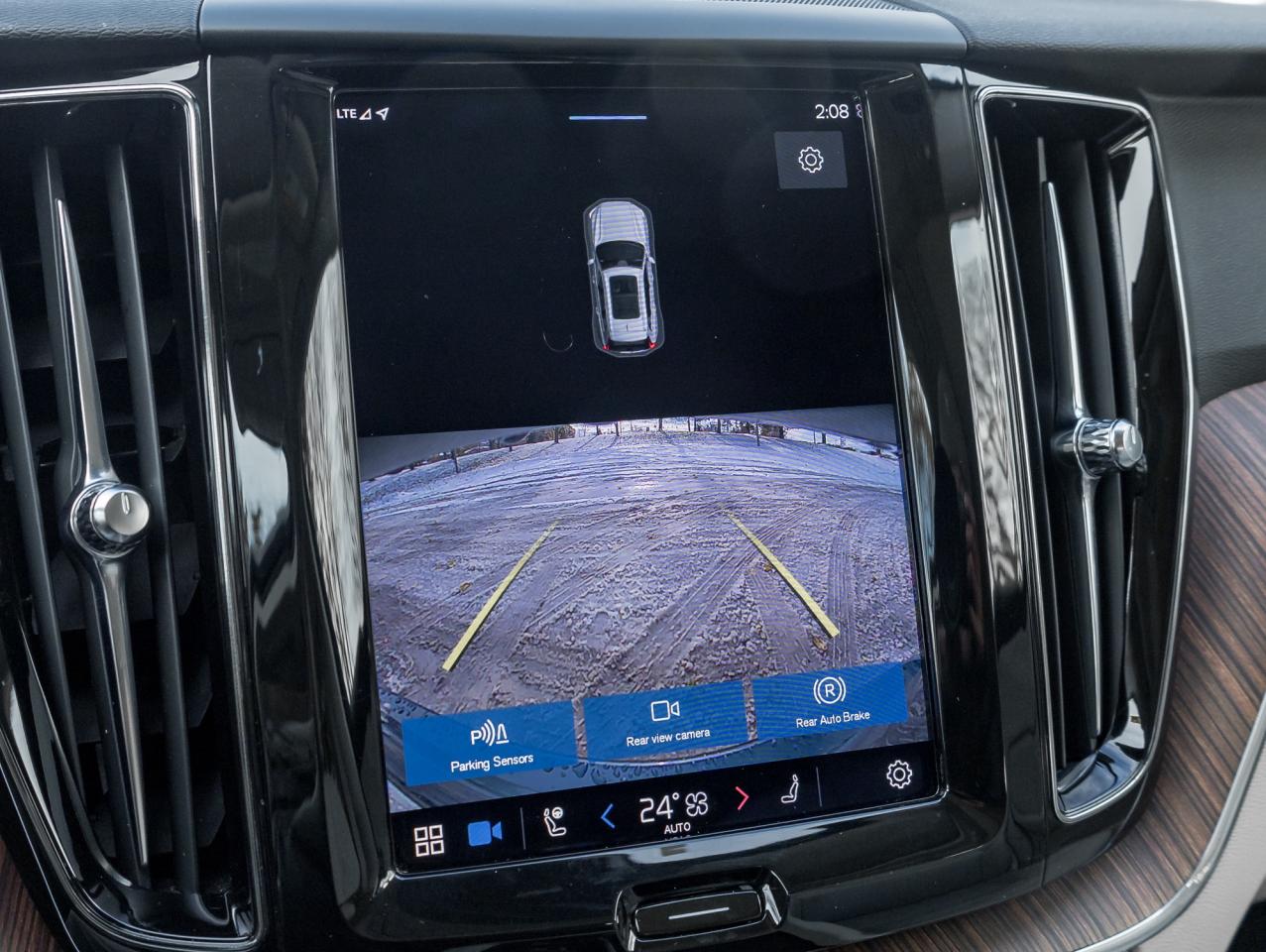 2022 Volvo XC60 B6 AWD Momentum  19" ALLOY WHEEL  CPO  DENIM BLUE Photo