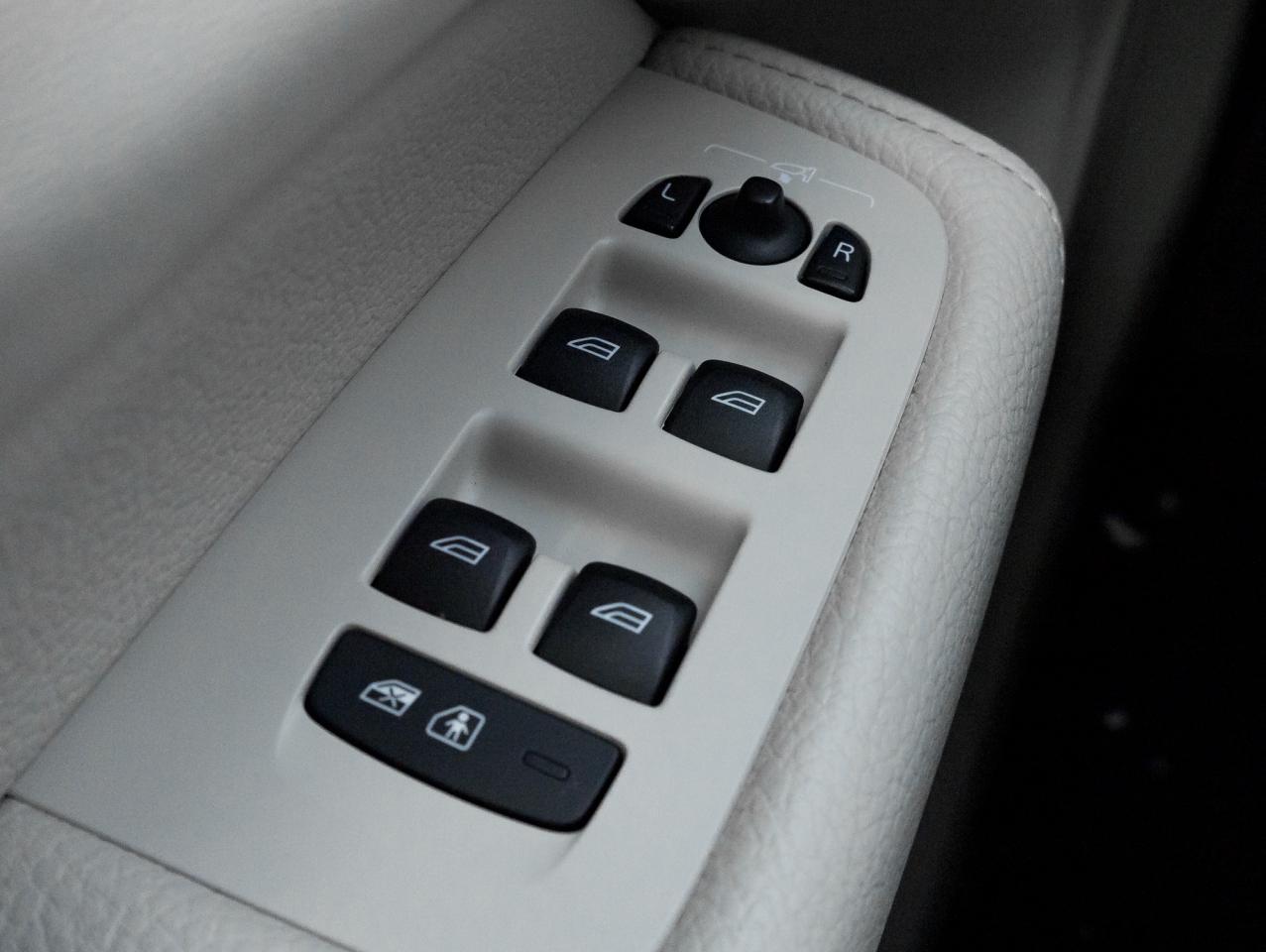 2022 Volvo XC60 B6 AWD Momentum  19" ALLOY WHEEL  CPO  DENIM BLUE Photo