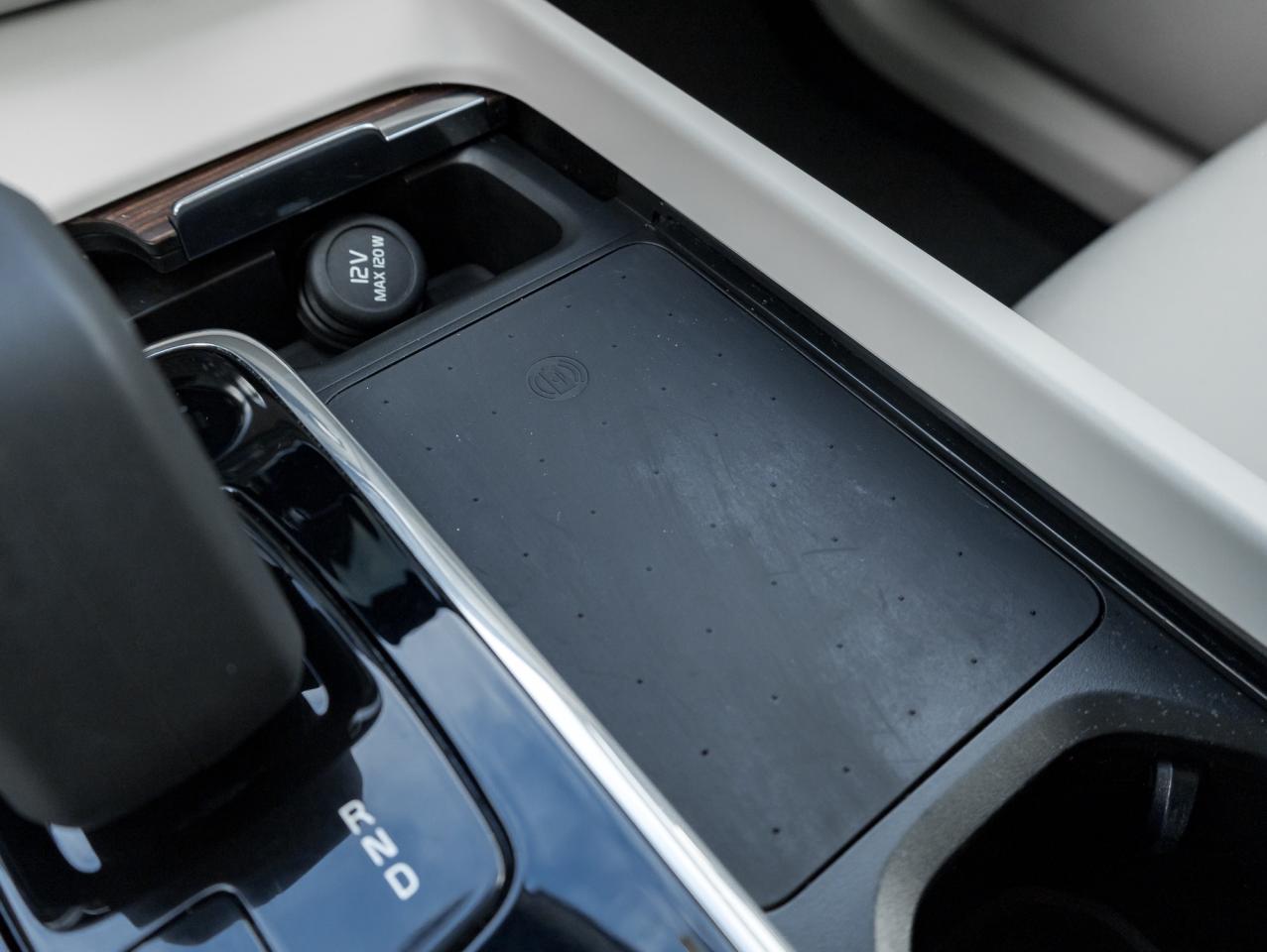 2022 Volvo XC60 B6 AWD Momentum  19" ALLOY WHEEL  CPO  DENIM BLUE Photo