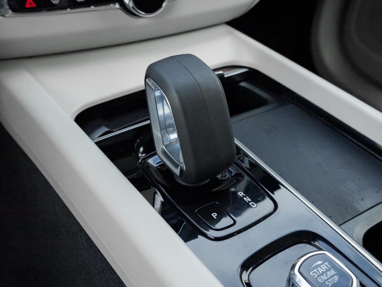 2022 Volvo XC60 B6 AWD Momentum  19" ALLOY WHEEL  CPO  DENIM BLUE Photo