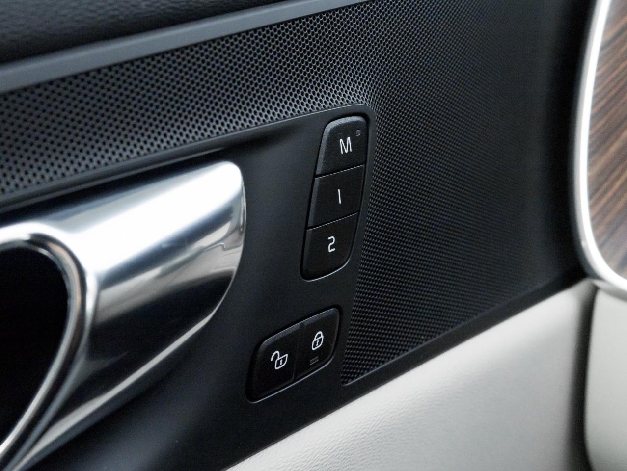 2022 Volvo XC60 B6 AWD Momentum  19" ALLOY WHEEL  CPO  DENIM BLUE Photo