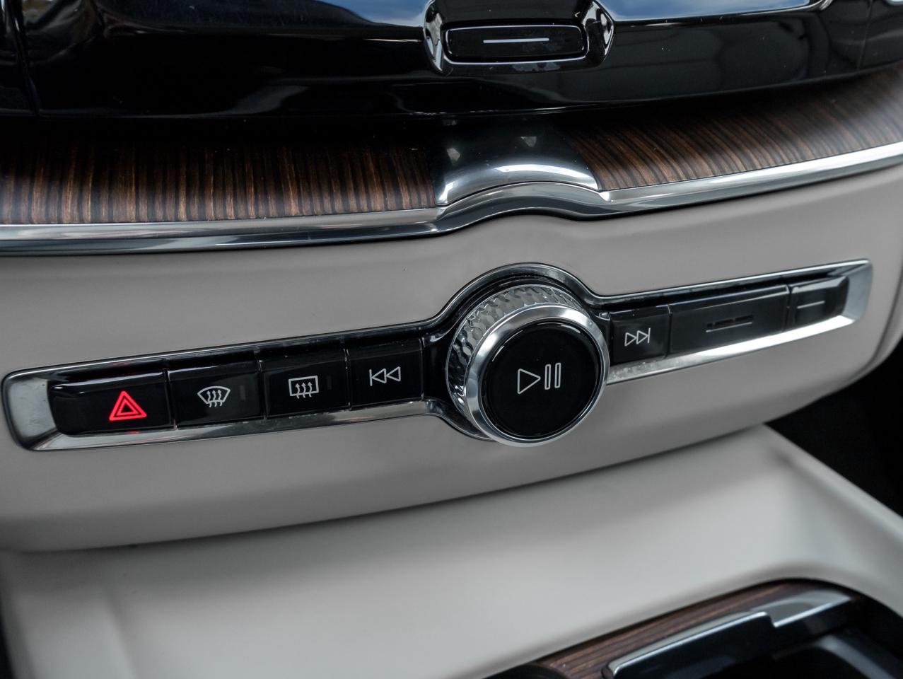 2022 Volvo XC60 B6 AWD Momentum  19" ALLOY WHEEL  CPO  DENIM BLUE Photo