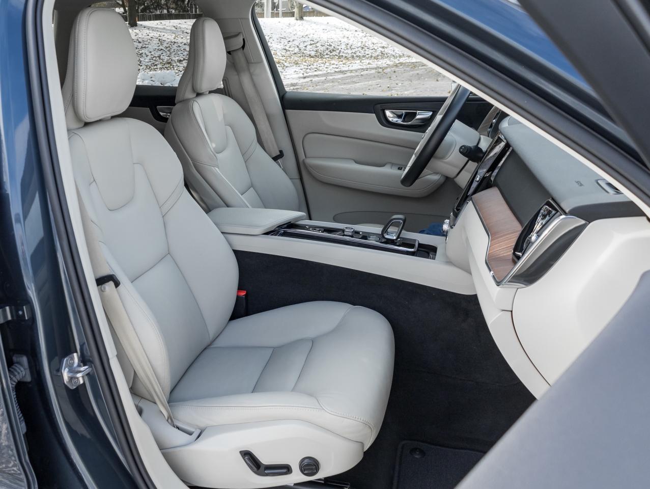 2022 Volvo XC60 B6 AWD Momentum  19" ALLOY WHEEL  CPO  DENIM BLUE Photo